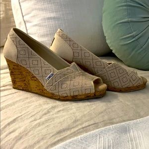 Tom’s Peep Toe Wedge 9.5